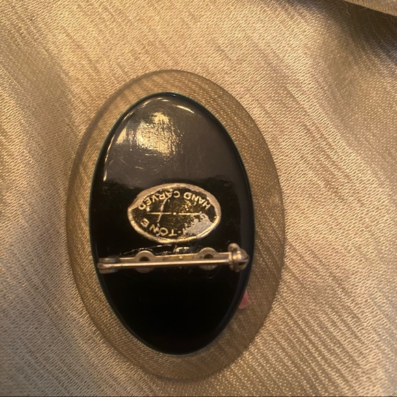 Large vintage reverse carved lucite brooch - Picture 2 of 7